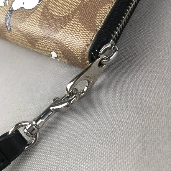 Coach x Peanuts Snoopy Wristlet Wallet - Picture 6 of 8
